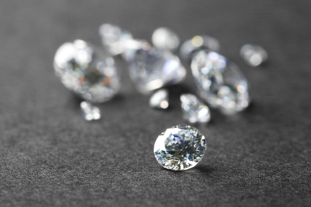 Bellissimo diamante lucido su tavolo grigio in primo piano Spazio per il testo