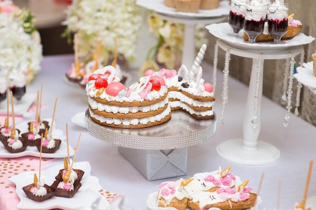 Bellissimo dolce candy bar con torte