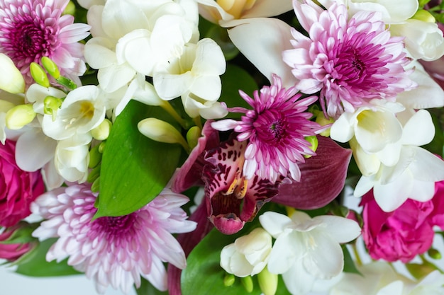 Bellissimo e colorato bouquet di fiori di orchidea