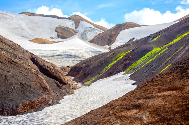 Bellissimo e colorato paesaggio di montagna a Landmannalaugar, Islanda. Luoghi di viaggio e panoramici per escursioni.