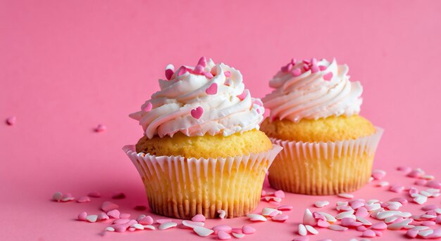 bellissimo e delizioso pancake con crema con granelli su sfondo rosa