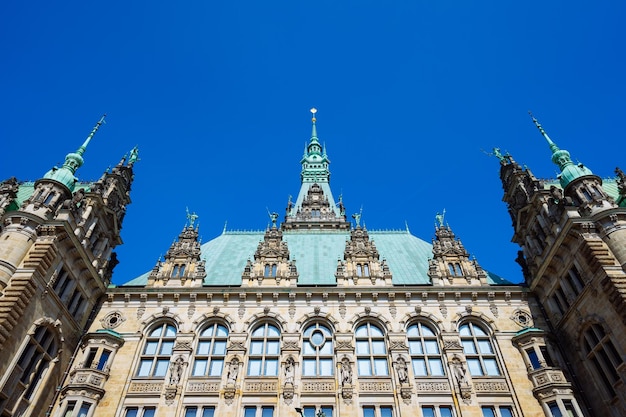 Bellissimo e famoso edificio del municipio di Amburgo con tetto di colore verde nel quartiere Altstadt di Amburgo