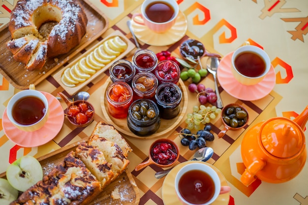 Bellissimo e gustoso tavolo per la colazione