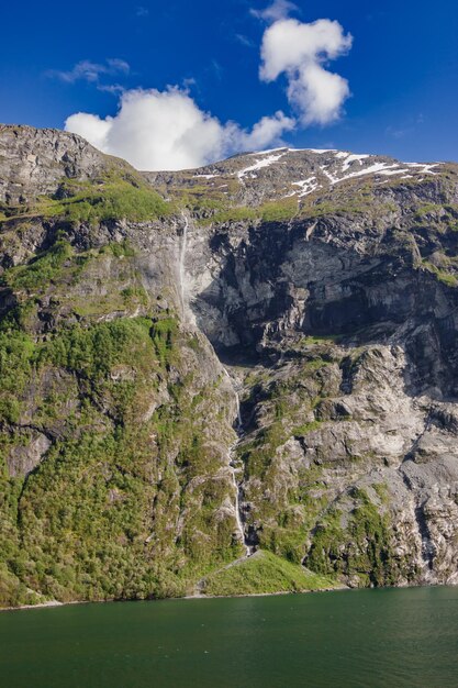 Bellissimo e imponente fiordo norvegese in primavera con le sue cascate