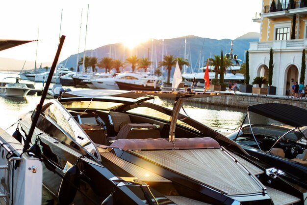 Bellissimo e ricco yacht sotto i raggi del sole al tramonto sulle montagne