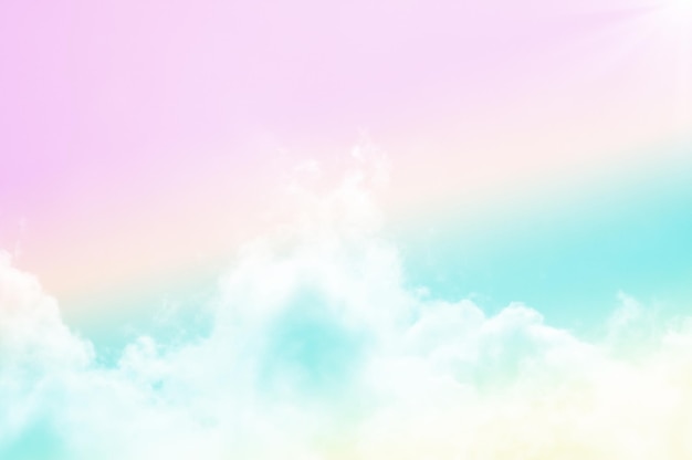 Bellissimo e romantico cielo rosa viola con sfondo nuvoloso
