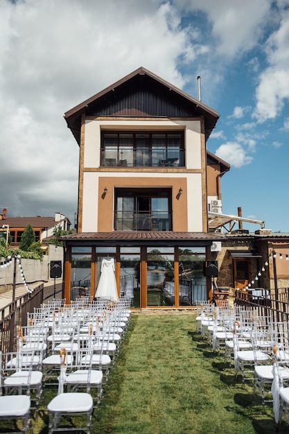 Bellissimo ed elegante abito da sposa bianco appeso alla facciata in vetro dell'edificio