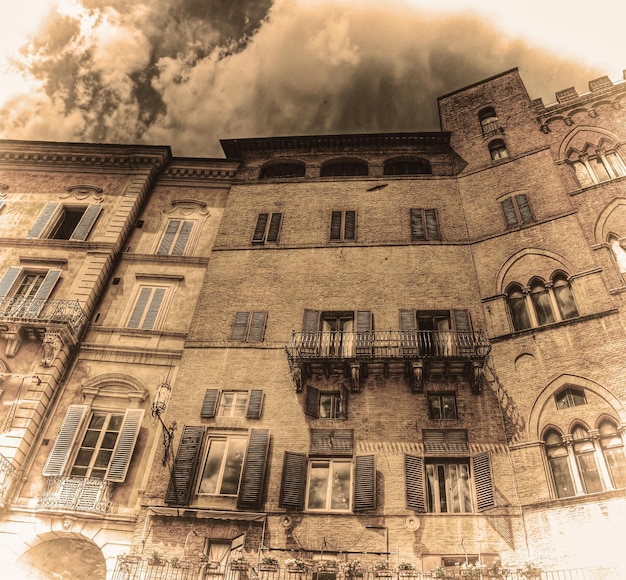 Bellissimo edificio a Siena in tono seppia italia