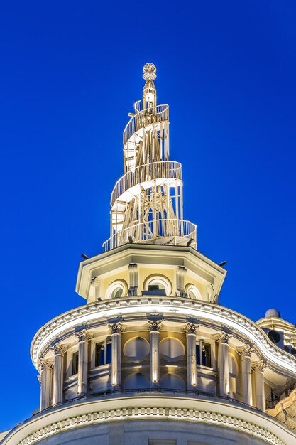 Bellissimo edificio architettonico nel cielo notturno