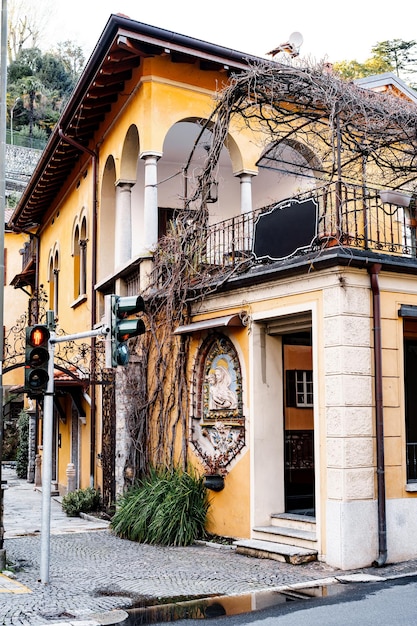 Bellissimo edificio con archi e una terrazza nella città di menaggio lago di como italia