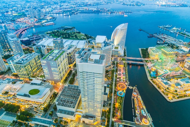 Bellissimo edificio e architettura nello skyline della città di Yokohama