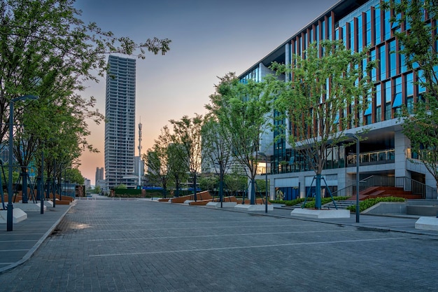 Bellissimo edificio moderno per affari la sera