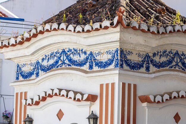 Bellissimo edificio restaurato con piastrelle azulejo