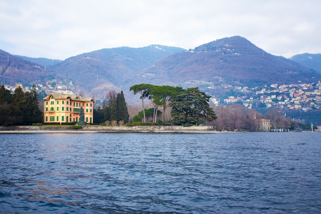 Bellissimo edificio rosa sul Lago di Como in Italia