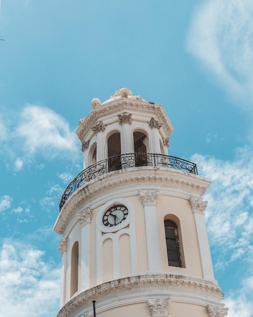 Bellissimo edificio storico su un cielo blu a Ciudad Colonial