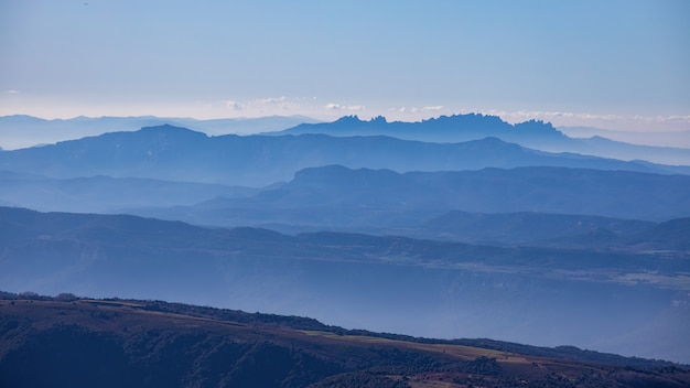 Bellissimo effetto di montagna dalla montagna spagnola Montseny