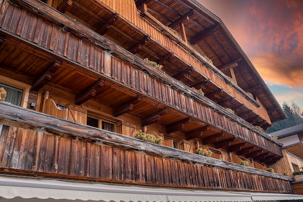 Bellissimo esterno dell'hotel chalet in legno contro il drammatico cielo nuvoloso