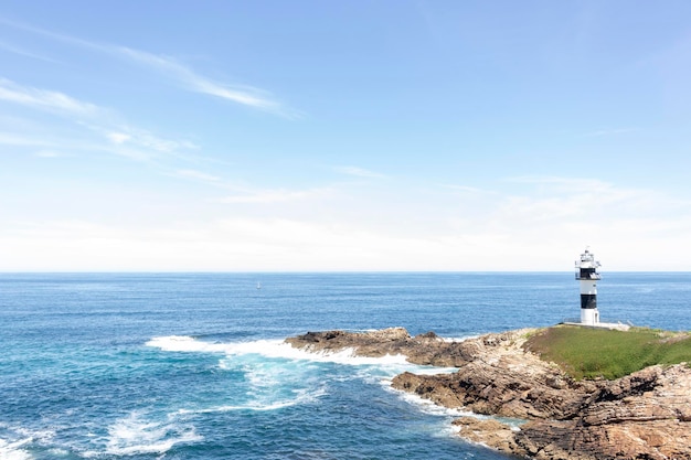 Bellissimo faro di Isla Pancha nella città di Ribadeo Galizia Spagna