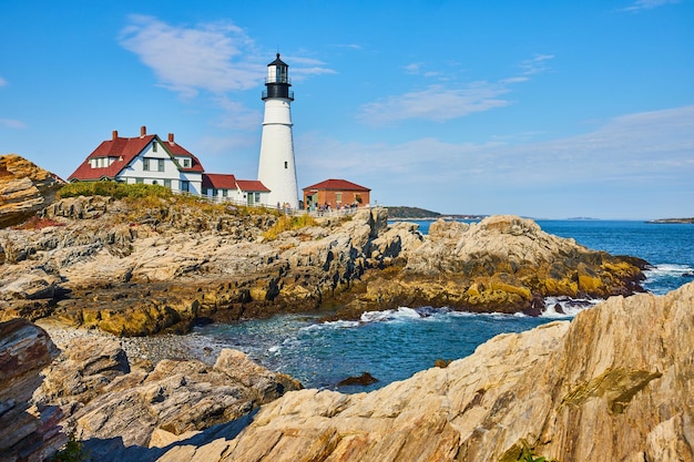 Bellissimo faro di Portland Head sulle coste rocciose del Maine