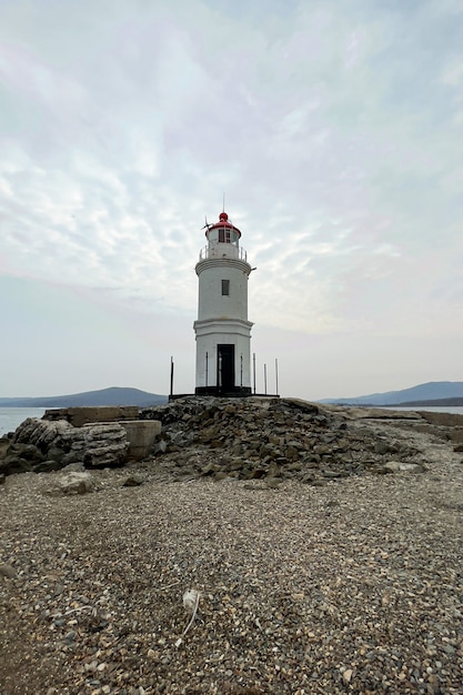 bellissimo faro solitario con montagne sullo sfondo