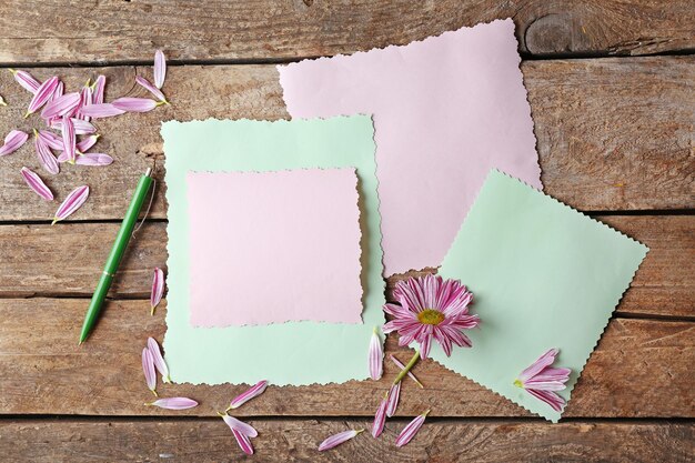 Bellissimo fiore e carta regalo su fondo di legno