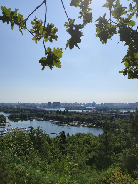 Bellissimo fiume in città dall'alto