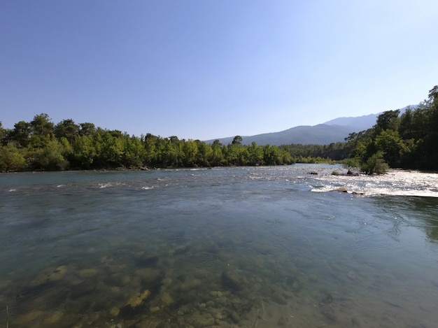 Bellissimo fiume in montagna