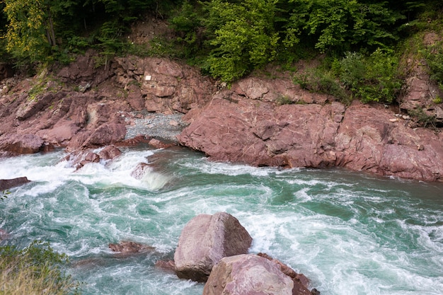 bellissimo fiume scorre tra le rocce