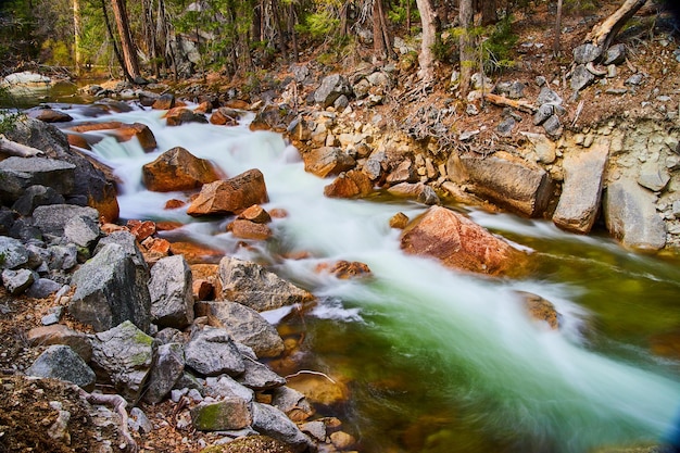 Bellissimo fiume verde acqua che scorre a cascata sulle rocce