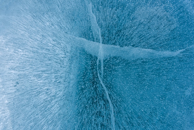 Bellissimo ghiaccio del lago Baikal con crepe astratte
