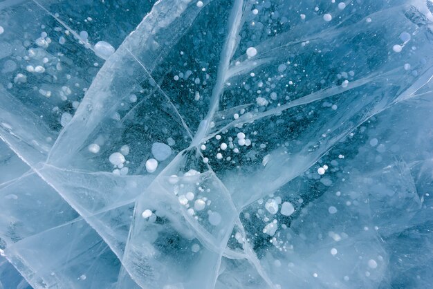 Bellissimo ghiaccio del lago Baikal con crepe astratte