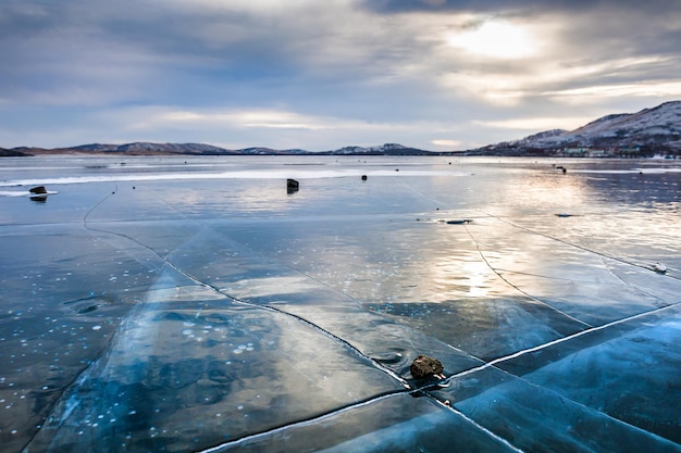 Bellissimo ghiaccio sul lago al tramonto. paesaggio invernale