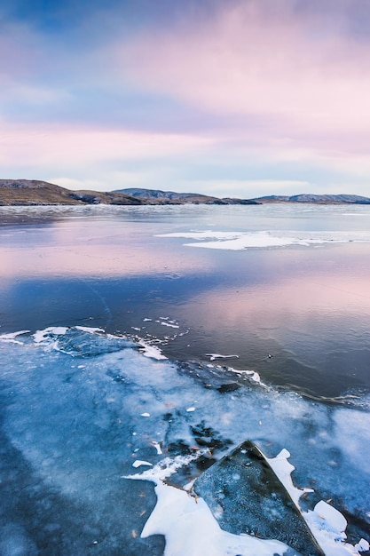 Bellissimo ghiaccio sul lago al tramonto. paesaggio invernale