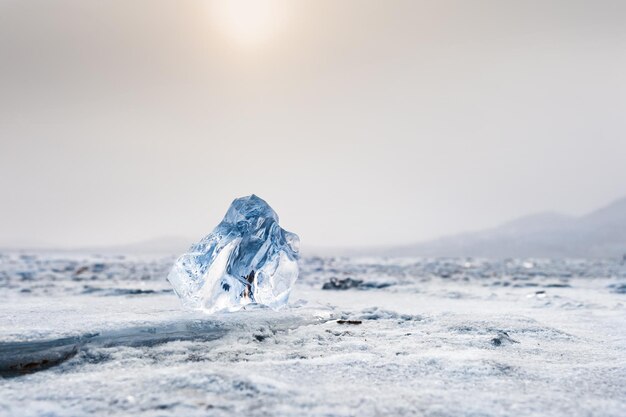 Bellissimo ghiacciolo blu. Paesaggio invernale con ghiaccio e neve sul lago. Focalizzazione morbida. Effetto tonificante creativo