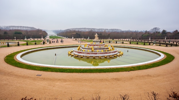 Bellissimo giardino in un famoso palazzo di Versailles, Francia.