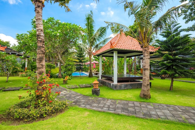 Bellissimo giardino tropicale con palme da piscina e resort tropicale dell'isola di fiori