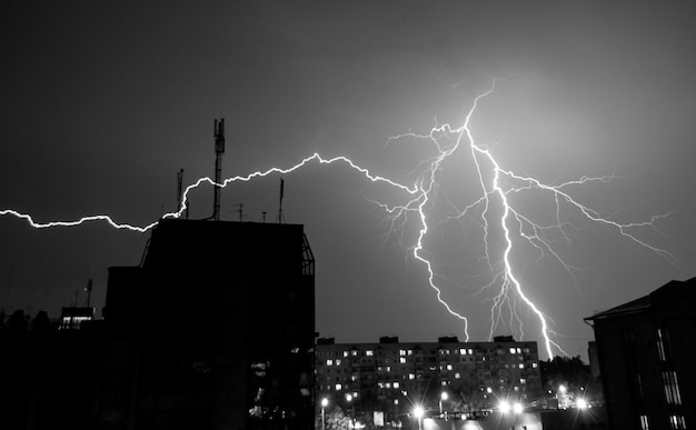 Bellissimo grande fulmine durante un temporale in città