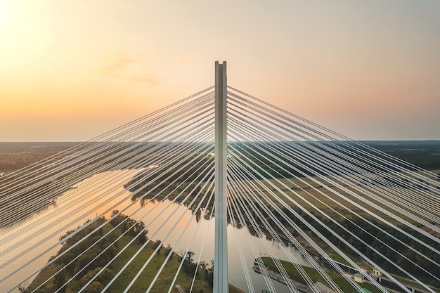 Bellissimo grande ponte bianco con piloni spiegati, Wroclaw POLONIA