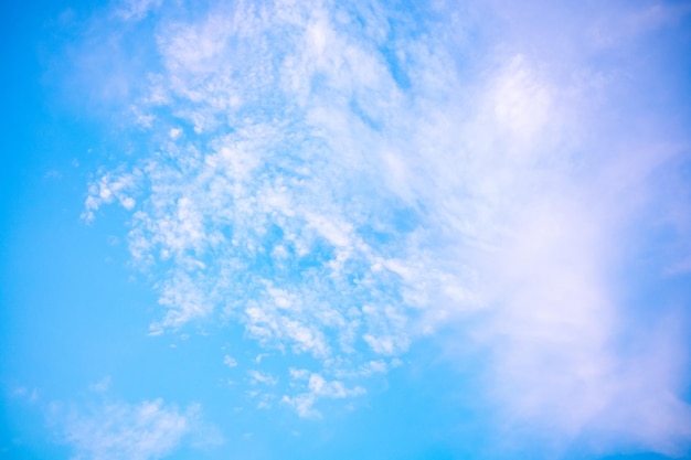 Bellissimo gruppo di piccole nuvole bianche e luce solare sul cielo blu perfetto per lo sfondo al mattino