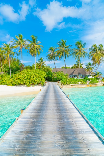 Bellissimo hotel resort tropicale delle Maldive e isola con spiaggia e mare