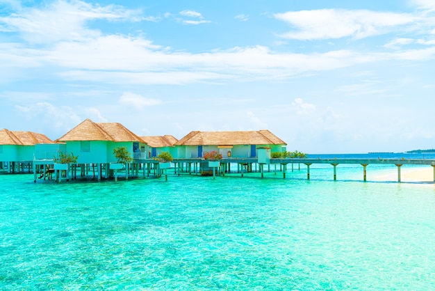 Bellissimo hotel resort tropicale delle Maldive e isola con spiaggia e mare