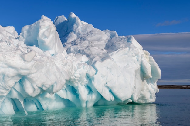 Bellissimo iceberg nel mare Artico al giorno pieno di sole. Grande pezzo di ghiaccio in mare da vicino.