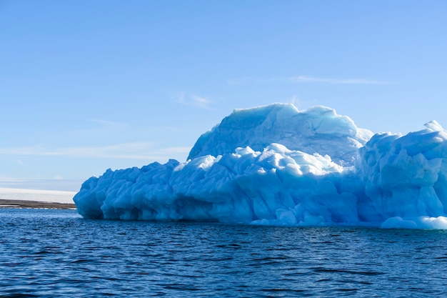 Bellissimo iceberg nel mare Artico al giorno pieno di sole. Grande pezzo di ghiaccio in mare da vicino.