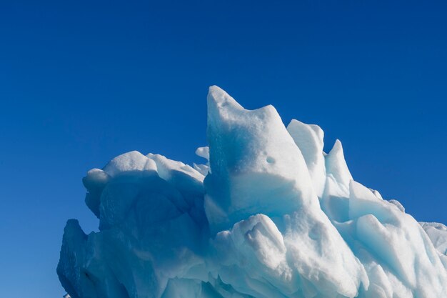 Bellissimo iceberg nel mare Artico al giorno pieno di sole. Grande pezzo di ghiaccio in mare da vicino.