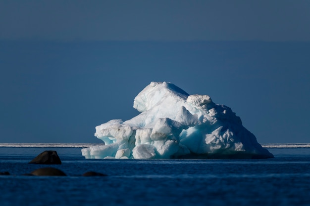 Bellissimo iceberg nel mare Artico al giorno pieno di sole. Grande pezzo di ghiaccio in mare da vicino.