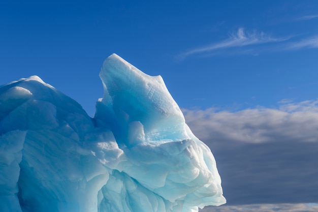 Bellissimo iceberg nel mare Artico al giorno pieno di sole. Grande pezzo di ghiaccio in mare da vicino.