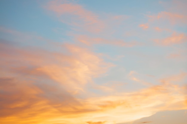 Bellissimo il naturale del cielo blu