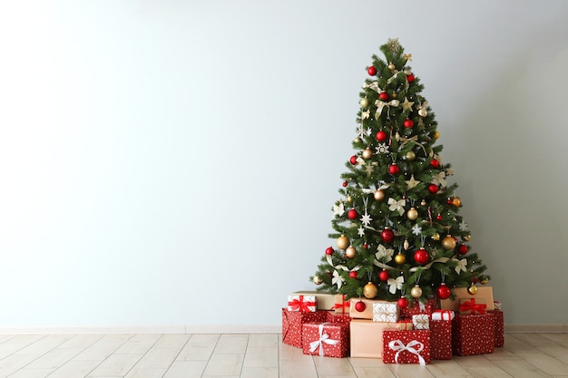 Bellissimo interno decorato per Natale o Capodanno Albero di Natale e regali Posto per il testo