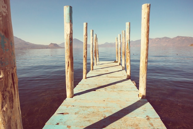 Bellissimo lago Atitlan e vulcani negli altopiani del Guatemala, America centrale