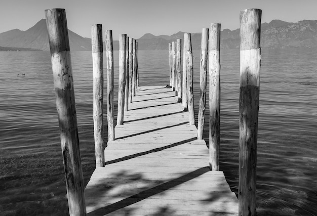 Bellissimo lago Atitlan e vulcani negli altopiani del Guatemala, America centrale